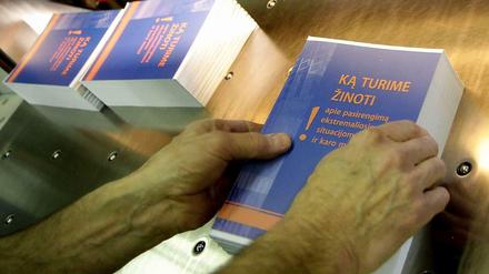 "Was wir wissen müssen" heißt der Titel des Überlebenshandbuchs, dass in einer Auflage von 2000 Exemplaren gedruckt wurde. Weitere sollen folgen. 
