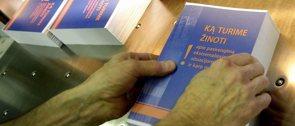"Was wir wissen müssen" heißt der Titel des Überlebenshandbuchs, dass in einer Auflage von 2000 Exemplaren gedruckt wurde. Weitere sollen folgen. 