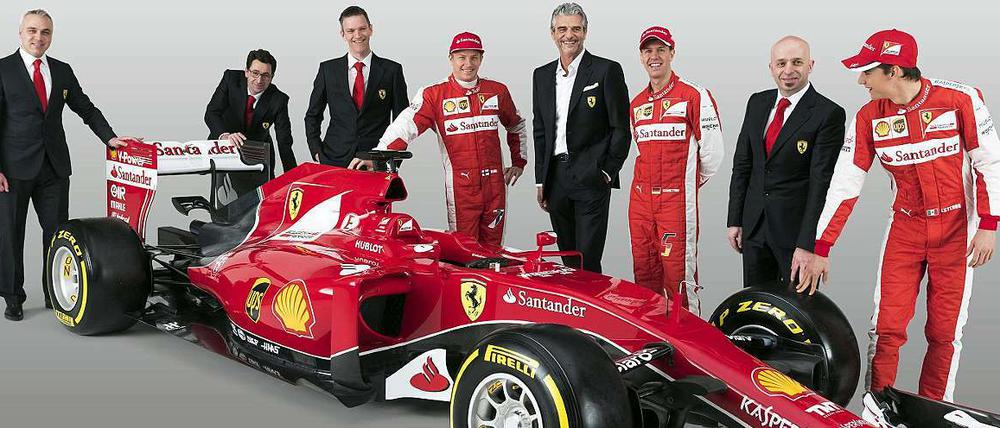 Da isser. Der neue Ferrari samt Belegschaft.
