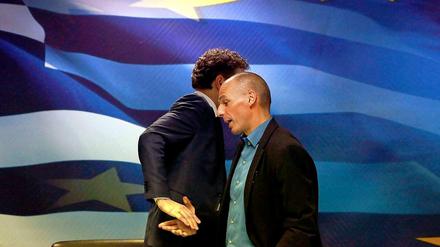 Schaffen es kaum, die Hände zu schütteln. Jeroen Dijsselbloem, Chef der Gruppe der Finanzminister der Eurozone, und Griechenlands Finanzminister Yanis Varoufakis.