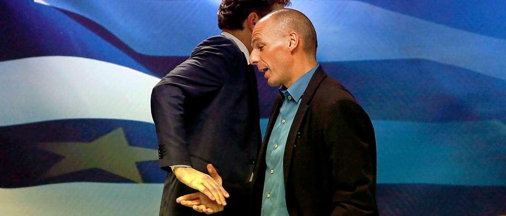 Schaffen es kaum, die Hände zu schütteln. Jeroen Dijsselbloem, Chef der Gruppe der Finanzminister der Eurozone, und Griechenlands Finanzminister Yanis Varoufakis.