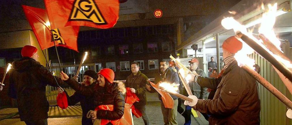 Mitarbeiter der Firma Wabco treten vor dem Werk in Hannover in den Warnstreik.