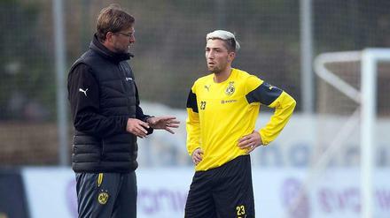 Jürgen Klopp erklärt Kevin Kampl, was er von ihm erwartet.
