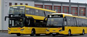 Da sind sie, die neuen BVG-Busse. Die Farbe ist gleich geblieben, ansonsten hat sich vieles verändert - vor allem ist der Doppeldecker kürzer geworden.