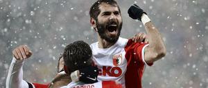 Wie die Schneekönige: Augsburgs Altintop (oben) und Neuzugang Höjbjerg (unten).