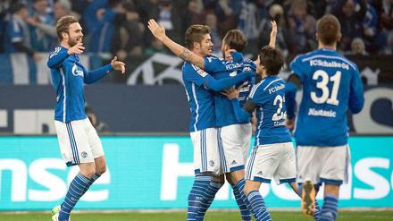 Marco Höger lässt sich für sein Tor zum 1:0 feiern.