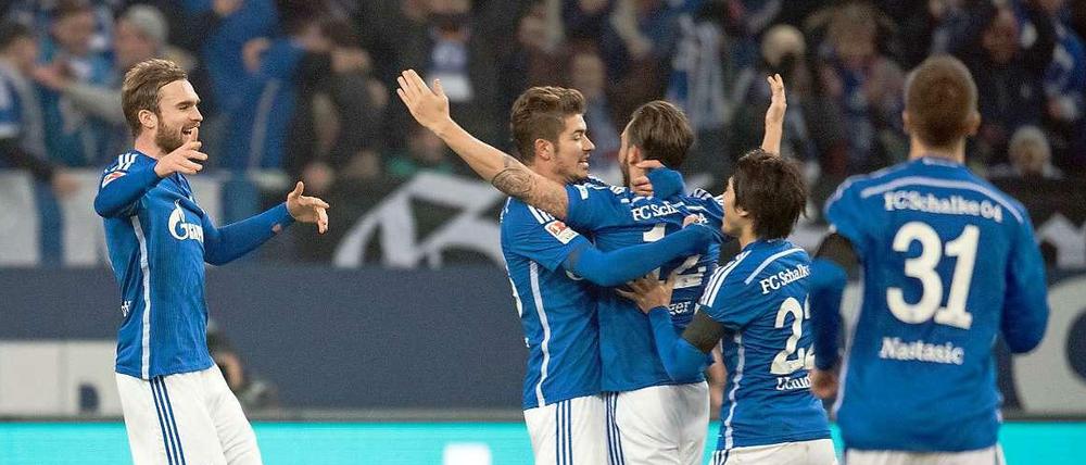 Marco Höger lässt sich für sein Tor zum 1:0 feiern.