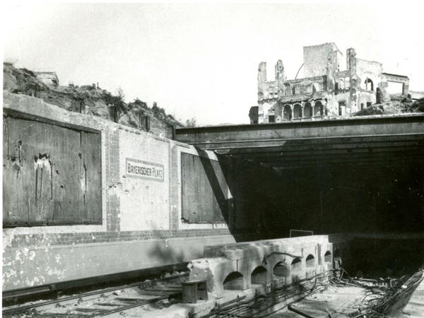 U-Bahnhof Bayerischer Platz im Bayerischen Viertel in Schöneberg nach dem Luftangriff auf Berlin vom 3. Februar 1945.