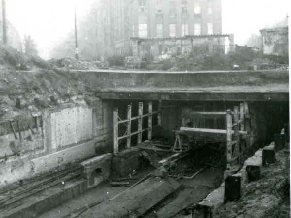 U-Bahnhof Bayerischer Platz im Bayerischen Viertel in Schöneberg nach dem Luftangriff auf Berlin vom 3. Februar 1945.