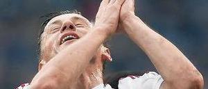 Da hilft nur noch... Ivica Olic und der HSV stecken im Tabellenkeller fest.