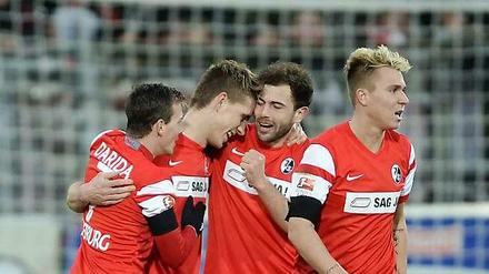 Nils Petersen (2.v.l.) wechselte im Winter nach Freiburg und traf in seinem ersten Ligaspiel gleich drei Mal.
