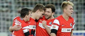 Nils Petersen (2.v.l.) wechselte im Winter nach Freiburg und traf in seinem ersten Ligaspiel gleich drei Mal.