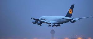 Warnstreik des Sicherheitspersonals: An den Flughäfen Köln/ Bonn und Düsseldorf sind viele Flüge schon vorab gestrichen worden.