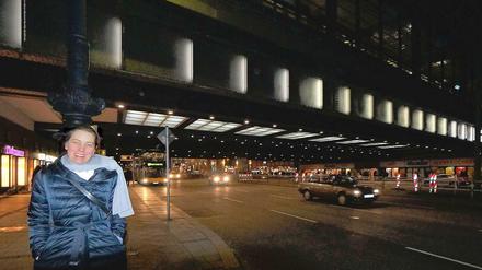Die Künstlerin Anne Boissel vor ihrer Lichtinstallation in der Hardenbergstraße am Bahnhof Zoo in Berlin-Charlottenburg.