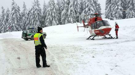 Ein Rettungshubschrauber am Feldberg im Schwarzwald.