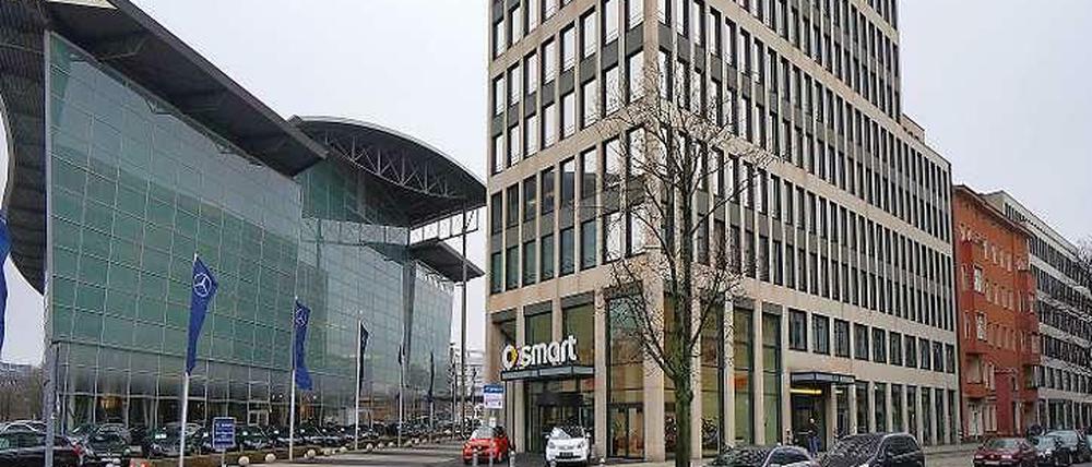 Schwierige Nachbarschaft. Die Mercedes-Welt (links), der Turm des Smart-Centers und das Wohnhaus. Rechts davon und dahinter stehen weitere Gebäude der Automarke Smart.