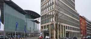 Schwierige Nachbarschaft. Die Mercedes-Welt (links), der Turm des Smart-Centers und das Wohnhaus. Rechts davon und dahinter stehen weitere Gebäude der Automarke Smart.