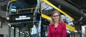 Sigrid Nikutta strahlt, und nicht nur sie: die Chefin und ihr neuer Doppeldecker.