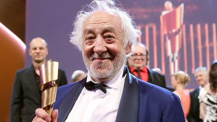 Dieter "Didi" Hallervorden mit dem Filmpreis Lola. Er verdirbt dem Tagesspiegel-Autor jeden Morgen die Laune.