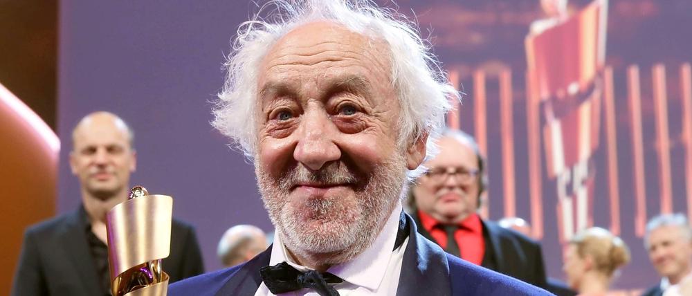 Dieter "Didi" Hallervorden mit dem Filmpreis Lola. Er verdirbt dem Tagesspiegel-Autor jeden Morgen die Laune.