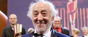 Dieter "Didi" Hallervorden mit dem Filmpreis Lola. Er verdirbt dem Tagesspiegel-Autor jeden Morgen die Laune.
