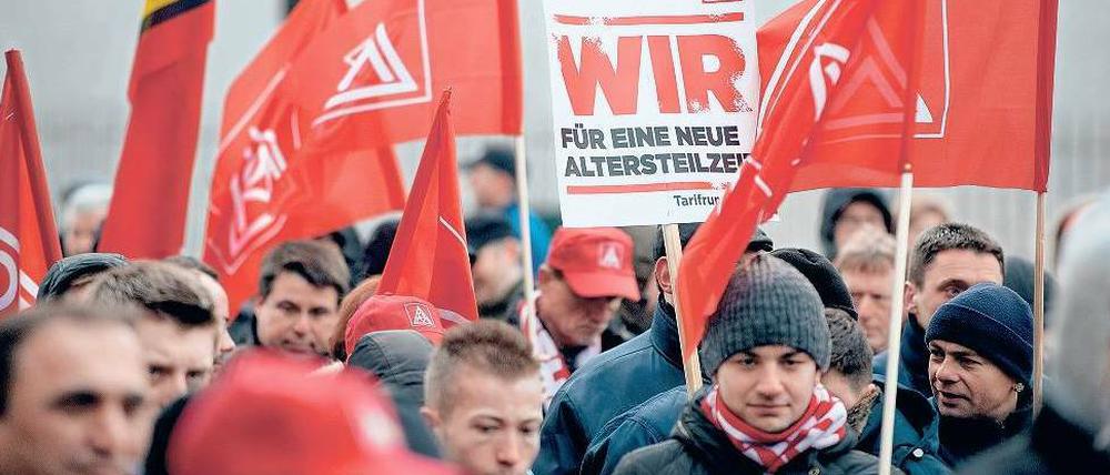 5,5 Prozent mehr Geld und die Einführung einer Bildungsteilzeit. Dafür demonstrierten am Montag rund 2000 Metaller in Berlin vor der Siemens-Verwaltung auf der Nonnendammallee. Bundesweit rief die IG Metall Zehntausende zu kurzzeitigen Warnstreiks auf. 