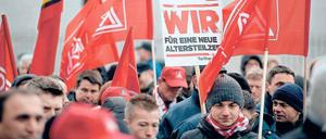 5,5 Prozent mehr Geld und die Einführung einer Bildungsteilzeit. Dafür demonstrierten am Montag rund 2000 Metaller in Berlin vor der Siemens-Verwaltung auf der Nonnendammallee. Bundesweit rief die IG Metall Zehntausende zu kurzzeitigen Warnstreiks auf.