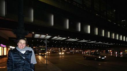 Die Lichtkünstlerin. Anne Boissel vor der Brücke am Bahnhof Zoo.