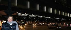 Die Lichtkünstlerin. Anne Boissel vor der Brücke am Bahnhof Zoo.