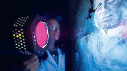 Licht und Schatten. UV-Strahlung offenbart Stellen auf einem Gemälde, die nachträglich manipuliert wurden. Die jüngeren Pigmente reflektieren das Licht anders.