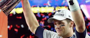 Tom Brady, Quarterback der New England Patriots, mit dem Siegerpokal des Super Bowl