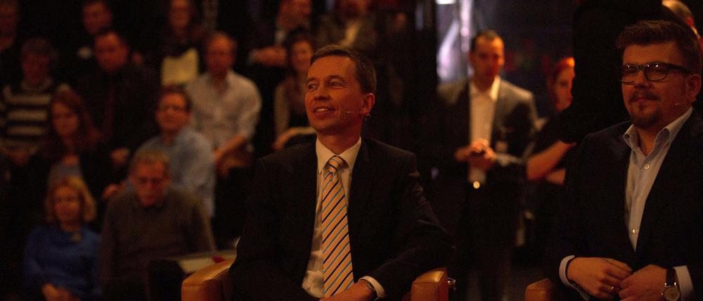 Warten auf Erleuchtung. Die Jauch-Runde sitzt wegen Stromausfall im Dunkeln.