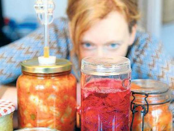 Eingelegtes Gemüse beobachten