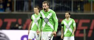 Bereits am Freitag triumphierte der VfL Wolfsburg über den FC Bayern München mit 4:1. Die Bilder zu dem Eröffnungsspiel der Rückrunde und den Gedenkaktionen für den verstorbenen Junior Malanda finden Sie hier.