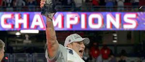 Rob Gronkowski streckt die Vince Lombardi Trophäe in den Nachthimmel von Glendale.