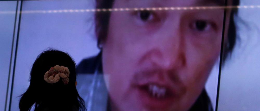 Ein Bildschirm in Tokio mit einem Foto des vom IS getöteten Journalisten Kenji Goto 