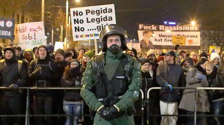 Proteste gegen "Legida" hinter einer Absperrung durch die Polizei.