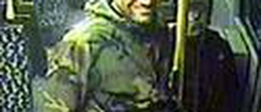 Dieser Mann wird weiterhin wegen eines Übergriffs in der Straßenbahn 62 in Köpenick gesucht. Sein mutmaßlicher Komplize hat sich hingegen gestellt.