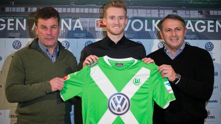 Vorstellung: André Schürrle auf der Pressekonferenz des VfL Wolfsburg mit Trainer Dieter Hecking (li.) und Manager Klaus Allofs.