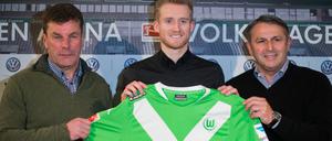 Vorstellung: André Schürrle auf der Pressekonferenz des VfL Wolfsburg mit Trainer Dieter Hecking (li.) und Manager Klaus Allofs.