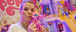 Eine Welt in Rosa und Pink, sogenannte "Mädchenfarben": Die Komikerin Mirja Boes präsentierte am Dienstag My Little Pony von Hasbro in Nürnberg (Bayern) während der Neuheitenschau zur 66. Internationalen Spielwarenmesse.