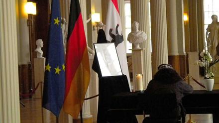 Besucher konnten sich im Roten Rathaus zu Ehren Weizsäckers ins Kondolenzbuch eintragen.
