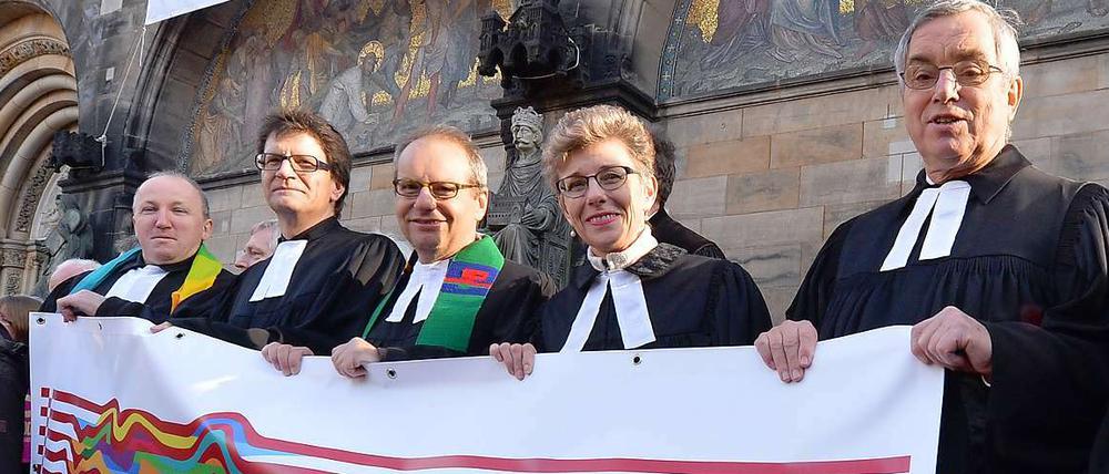 Auf den Domtreppen in Bremen: Protest von Pastoren gegen ihren Amtsbruder. 
