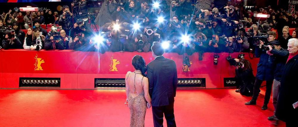 Blitzlichtgewitter: Auch dieses Jahr werden auf der Berlinale wieder zahlreiche Stars erwartet (im Bild: Nicolas Cage und Alice Kim auf der 63-sten Ausgabe des Festivals).