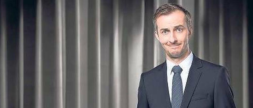 Feiner Pinkel. Also, am Outfit wird es nicht liegen, wenn Moderator Jan Böhmermann mit seiner neuen Show „Neo Magazin Royale“ grandios scheitert.