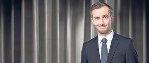 Feiner Pinkel. Also, am Outfit wird es nicht liegen, wenn Moderator Jan Böhmermann mit seiner neuen Show „Neo Magazin Royale“ grandios scheitert.