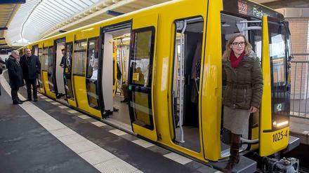 Über das Podest, auf dem BVG-Chefin Sigrid Nikutta steht, können Fahrer in den anderen Zugteil wechseln. Für Fahrgäste gibt’s moderne Anzeigen – und harte Sitze.