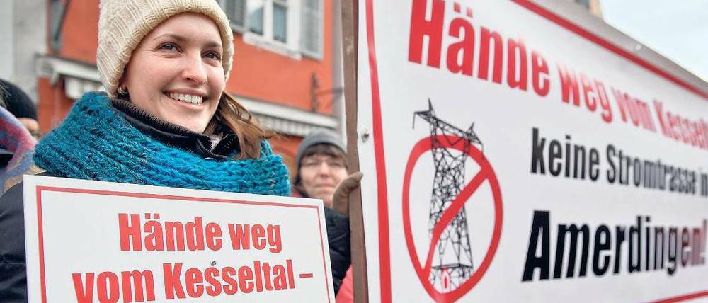 Die Proteste in Bayern gegen geplante Stromtrassen sind immer stärker geworden – hier auf einer Kundgebung in Oettingen. Foto: Daniel Karmann/dpa