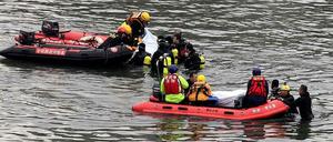 Nach dem Flugzeugabsturz in Taiwan geht die Suche im Wasser weiter.