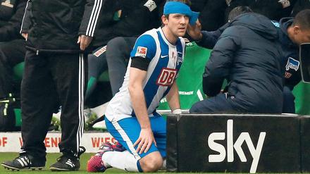 In die Knie gezwungen. Peter Niemeyer ist ein vorbildlicher Kämpfer. Diese Qualitäten sind bei Hertha BSC jetzt gefragt.